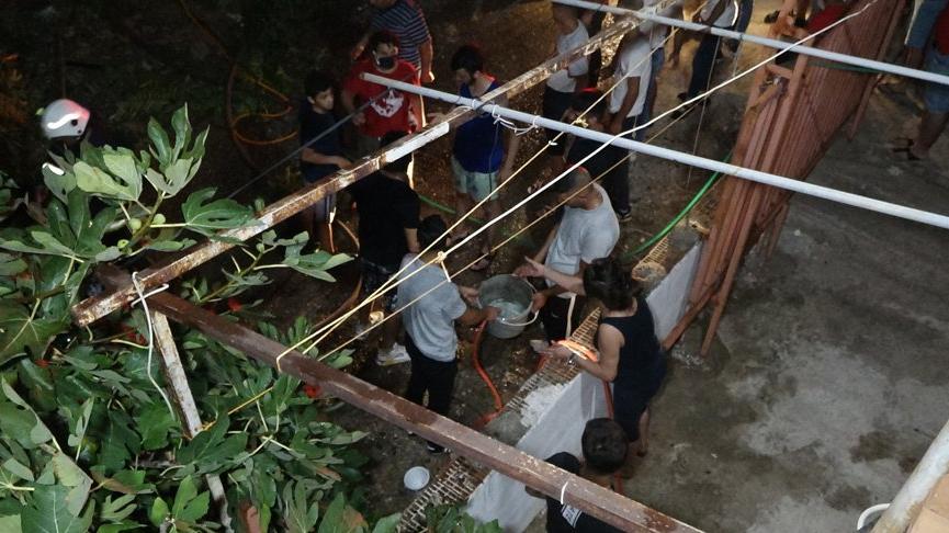 Yanan gecekonduya kova ve hortumlarla müdahale ettiler