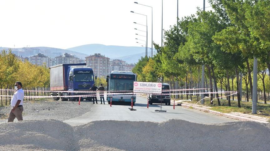 Sürücüler geri dönmek zorunda kaldı! Şerit ve kum dökerek kapattılar