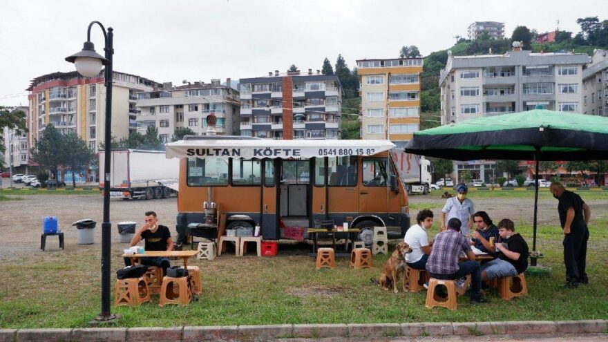 Oğlunun tedavisi için hurda minibüste köfte satıyor