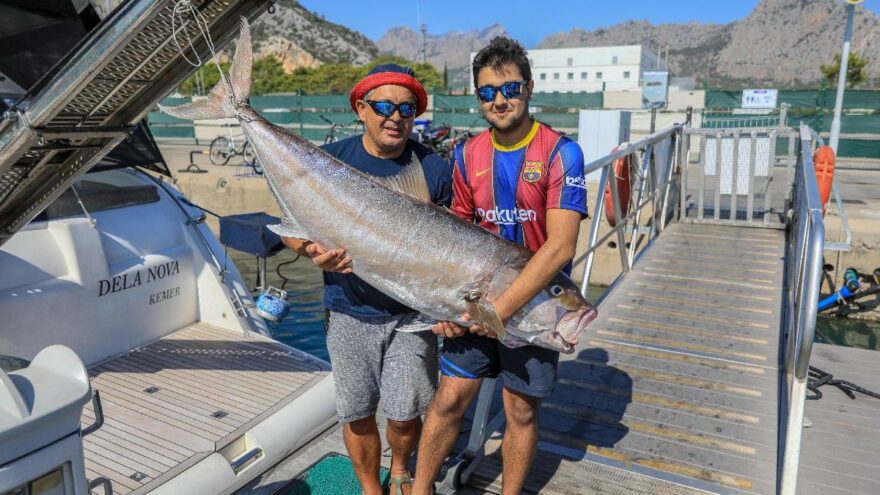Baba- oğlu, oltayla 1.6 metrelik balık yakaladı