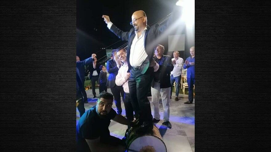 Davula çıkan başhekim ne maske ne mesafe dinledi!
