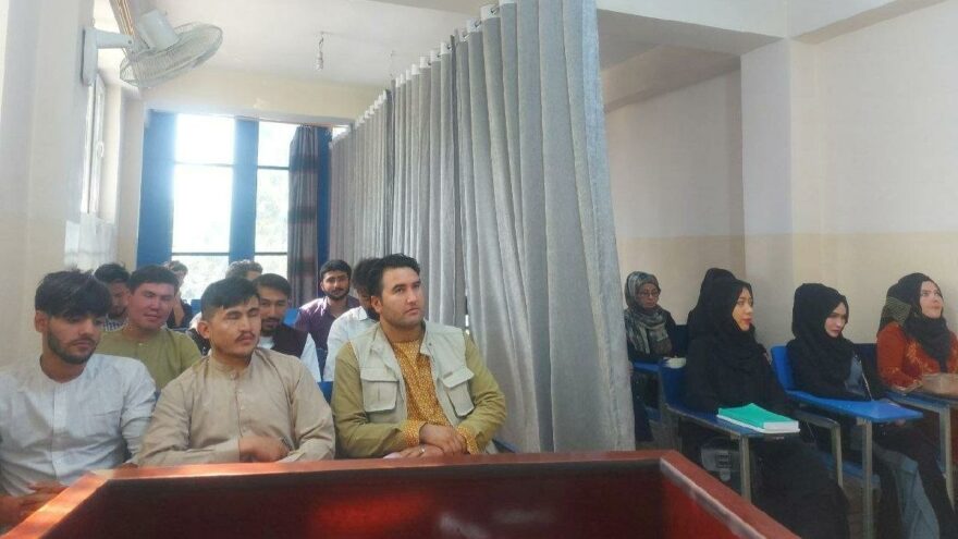 Taliban’dan akıllara durgunluk veren uygulama: Sınıfta kadın ve erkekler arasına paravan çektiler