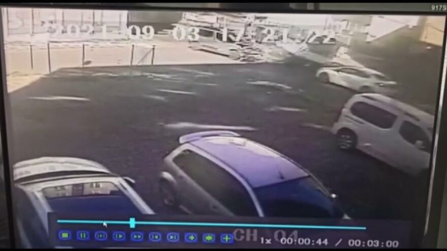 Kamyonet devrildi, anne ve kızları son anda kurtuldu