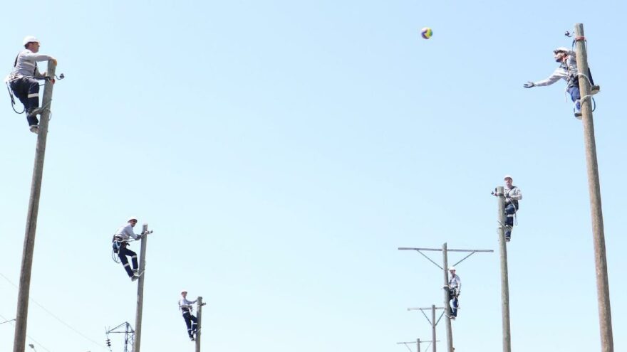 At binen, 12 metrelik direklerde voleybol oynayan arıza ekipleri