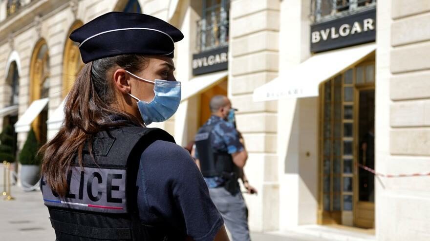Fransa’da lüks mücevher mağazasını soydular