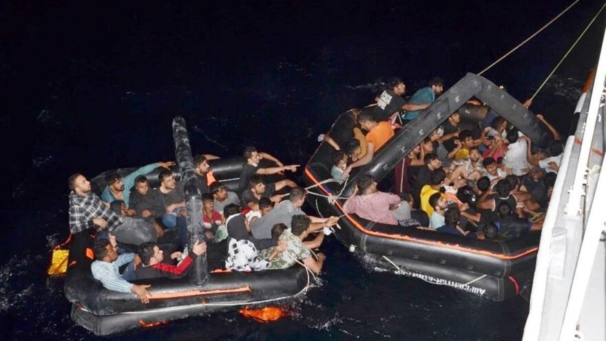 Yunanistan polisi paralarını aldığı göçmenleri Türk karasularına bıraktı
