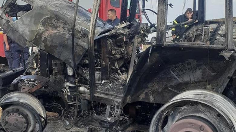 Egzozdan çıkan kıvılcım traktörü kül etti