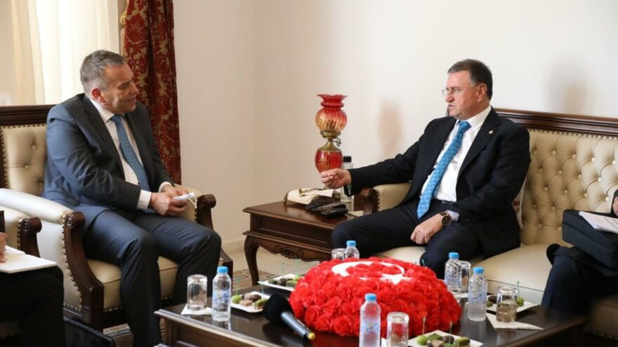 Lütfü Savaş: Sınırlarımız terör ithal eden bir bölge oldu