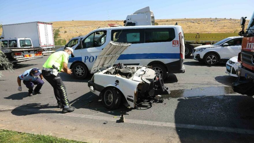 Direğe çarpan otomobil ikiye bölündü: 2 ölü