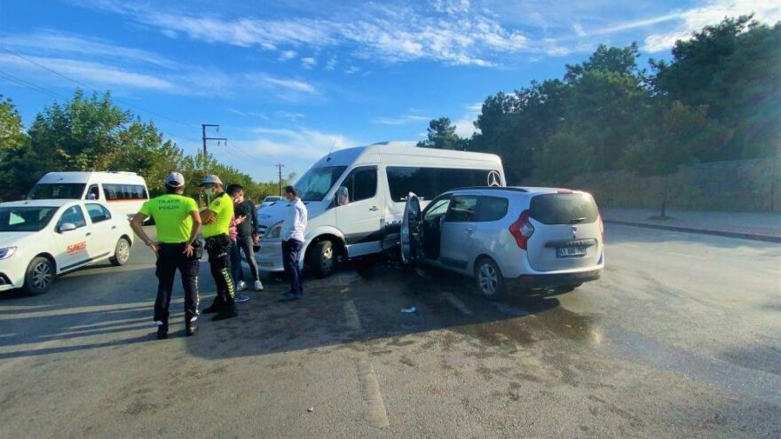 Servis minibüsü ile otomobil çarpıştı: 4 yaralı
