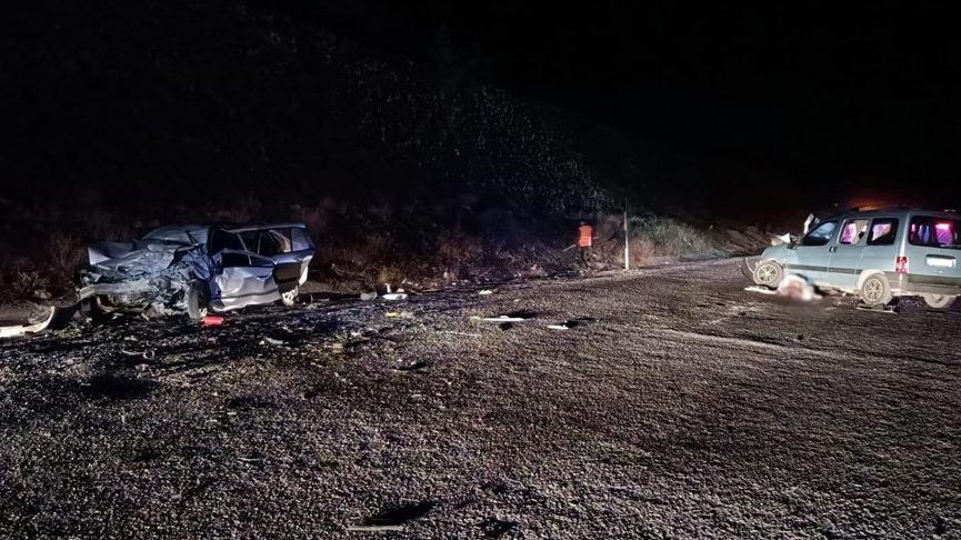 Hafif ticari araçla otomobil çarpıştı: 2 ölü, 3 yaralı