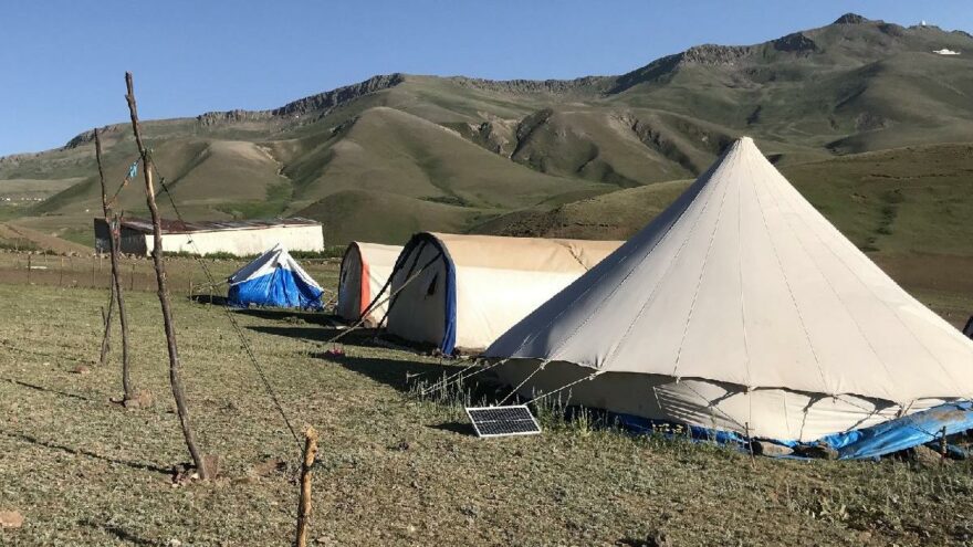 Kış yüzünü gösterdi… Göçerler yaylalardan iniyor
