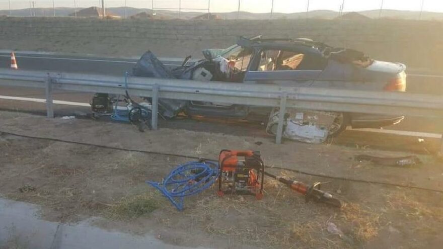 Otomobil bariyerlere çarptı; anne ile oğlu öldü, 2 çocuğu yaralı