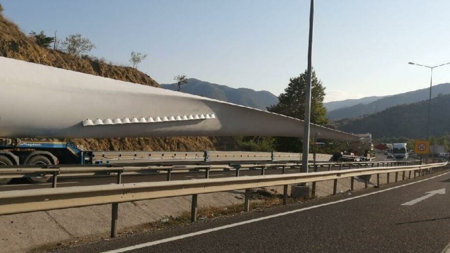 Rüzgar türbin kanadı taşıyan tır sıkıştı trafik durdu