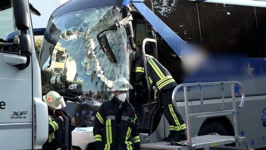 Almanya’da yolcu otobüsü yoldan çıktı: 16 yaralı