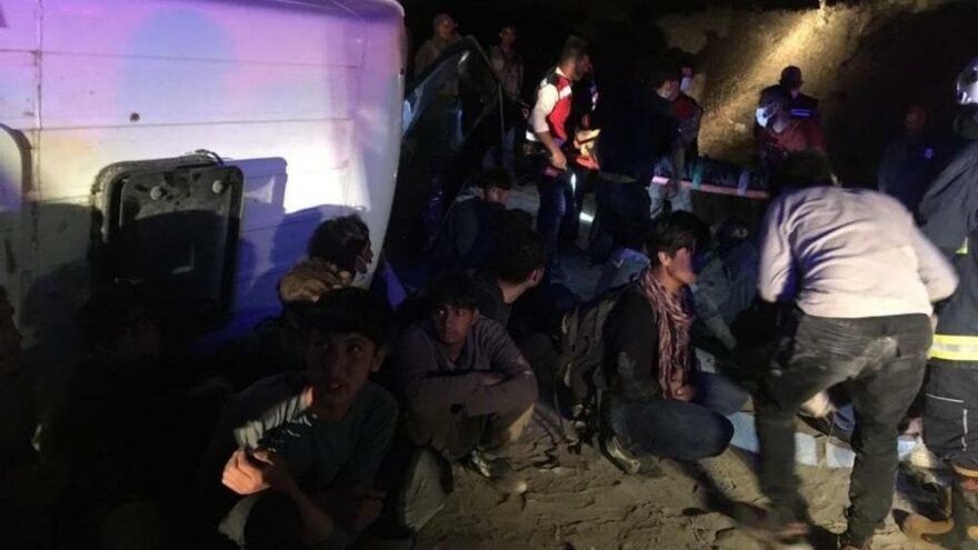 Kaçak mülteci taşıyan minibüs devrildi