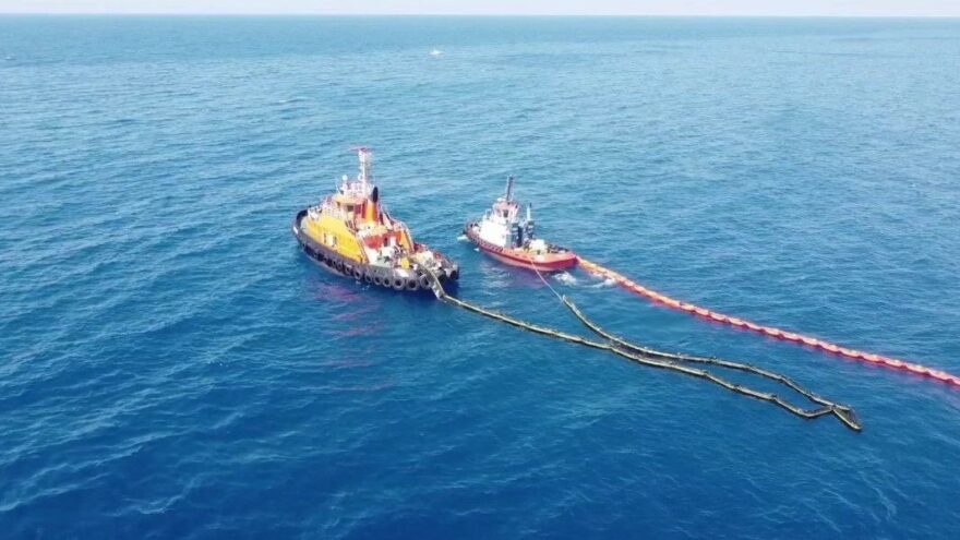 Samandağ’da denizde ve karada petrol temizliği sürüyor