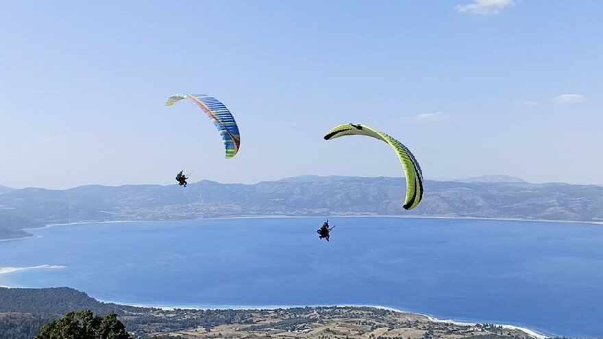 Salda Gölü’nün kıyısına paraşütle indikleri için ceza yediler