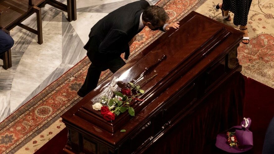 Mikis Theodorakis son yolculuğuna uğurlanıyor: Zülfü Livaneli de törene katıldı