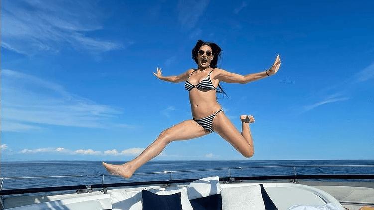 58 yaşındaki oyuncunun bikinili fotoğrafı Instagram’da olay oldu