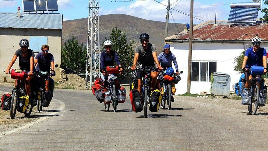 Bisikletleriyle Fransa’dan Bayburt’a geldiler