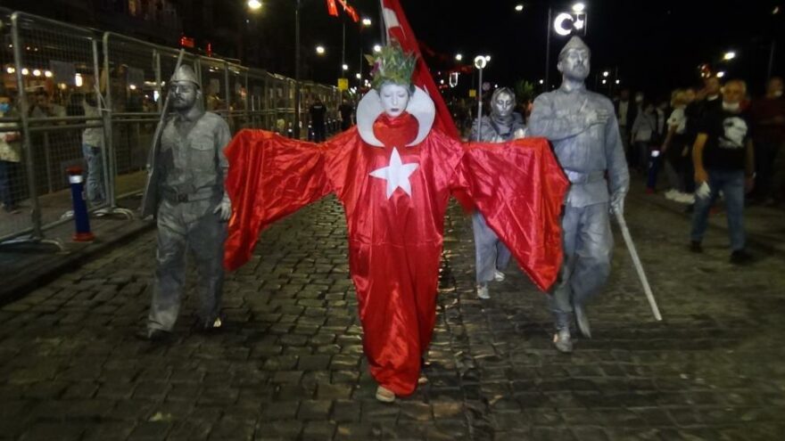 İzmir’de 9 Eylül coşkusu: Binlerce kişi Türk bayrağı ve fenerlerle yürüdü
