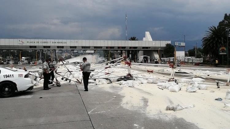 Meksika’da freni patlayan tır otoyol gişelerine çarptı