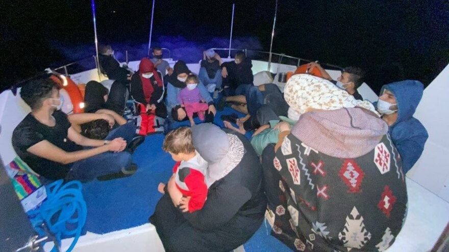 Yunanistan’ın Türk karasularına ittiği göçmenler kurtarıldı