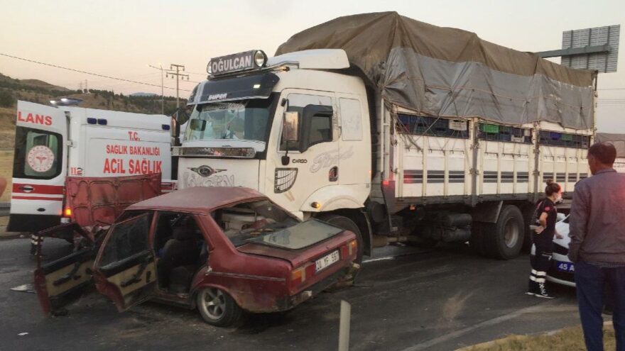 Kamyonla otomobil çarpıştı: 1 kişi öldü, 3 kişi yaralandı