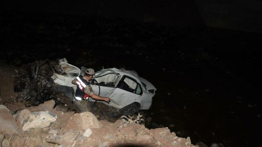Araç köprüden aşağı düştü: 2 ölü, 1 yaralı