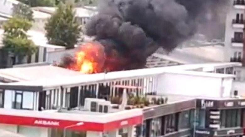 Beylikdüzü’nde bir iş yerinin çatısı alev alev yandı