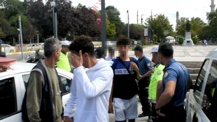 Cinsel organını gösteren 4 kişi gözaltında