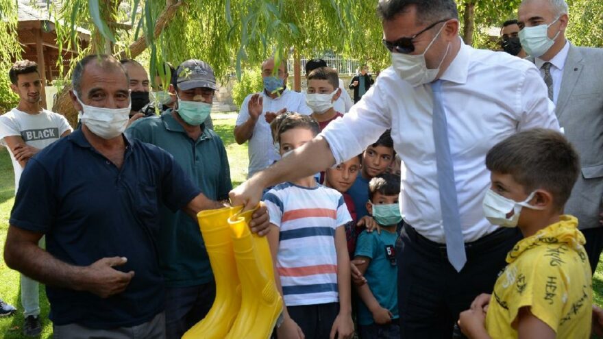 Çiftçi, hasat yapan valinin çizmelerine talip oldu