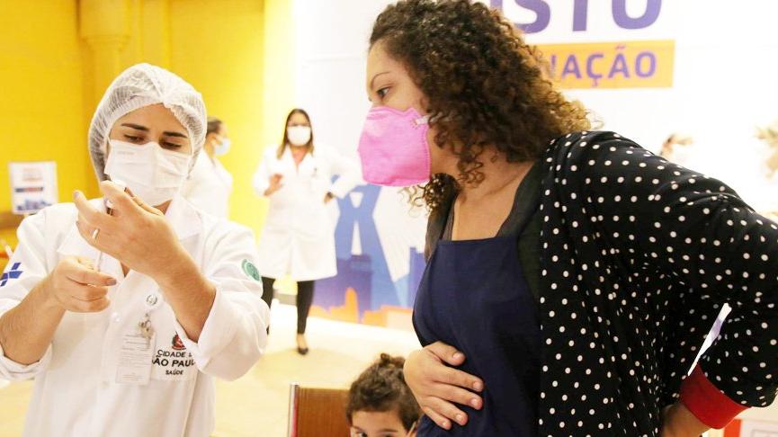 Uzmanlar Covid-19 ile gebelik ve emzirmede en çok merak edilen 10 soruyu yanıtladı