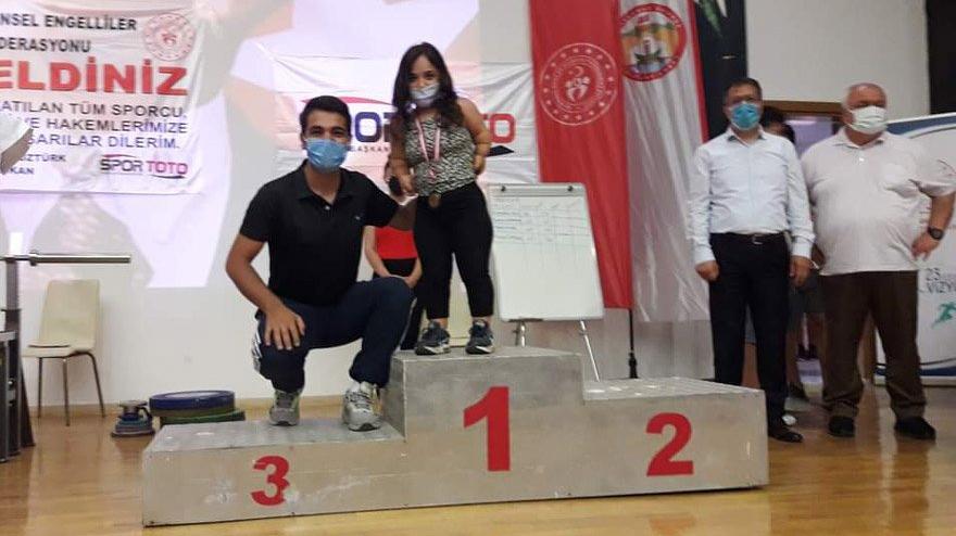 Kolunu güçlendirmek için haltere başladı şampiyon oldu