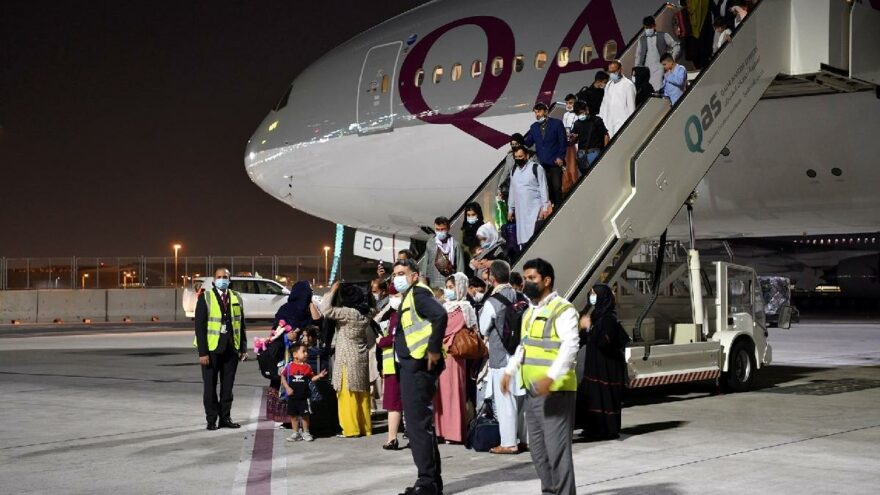 Dünya bu anı bekliyordu… Kabil’den yurt dışına ilk sivil uçuş: 113 yolcu Doha’ya indi