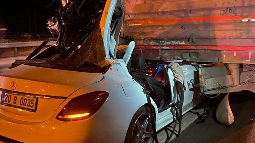TIR’a çarpan otomobildeki üç kardeşten 2’si öldü, 1’i ağır yaralandı