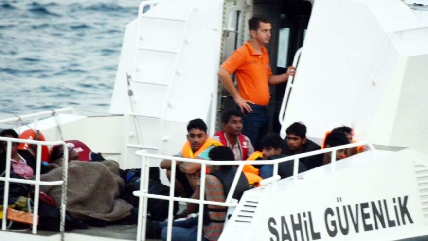 Yunanların açık denize ittiği 39 göçmen kurtarıldı