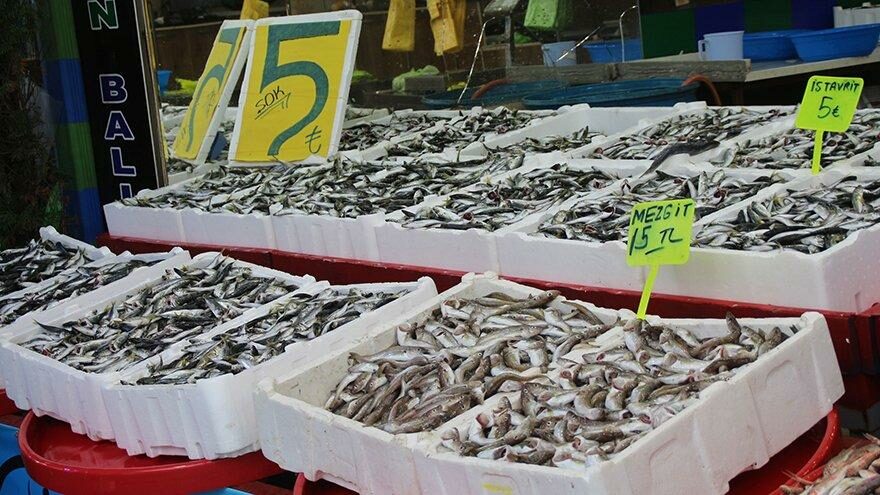 Kilosu 5 liraya düşen istavrit kasalarla satıldı