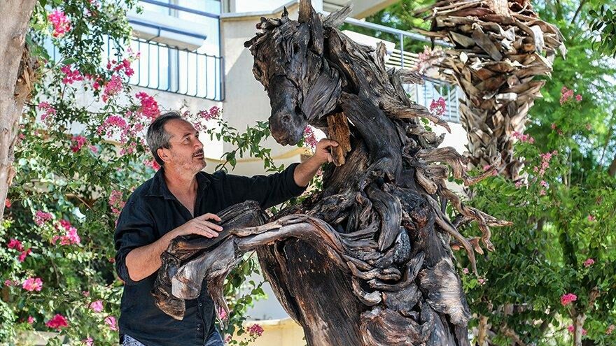 Yanan ağaçlar onun elinde sanat eserine dönüşüyor
