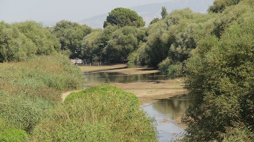 Gediz Nehri’nde kum adacıkları oluştu