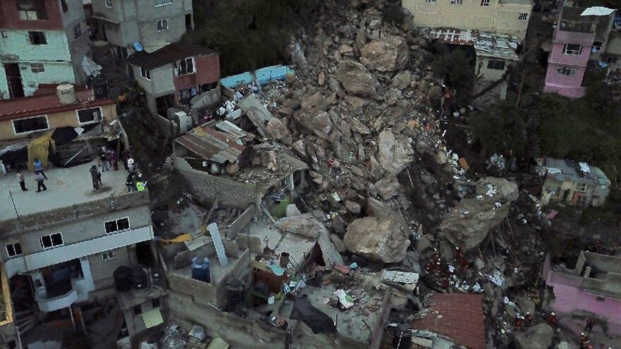 Meksika’da heyelan faciası… Yamaçtan kopan dev kayalar evlerin üzerine düştü: 1 ölü, 10 kayıp