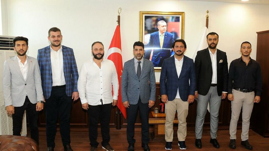 CHP’li belediyenin standını parçalayan rektör, AKP gençlerini makamında ağırladı