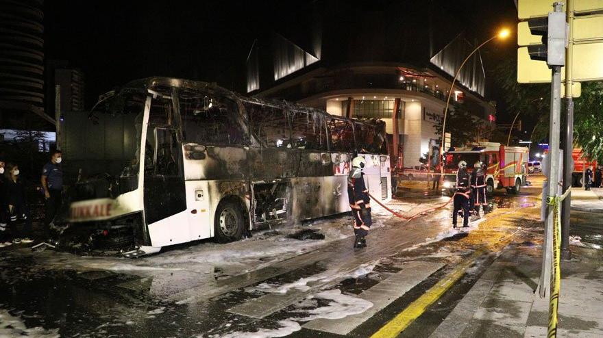 Aydınlatma direğine çarpan yolcu otobüsü alev aldı: 1 ölü, 20 yaralı