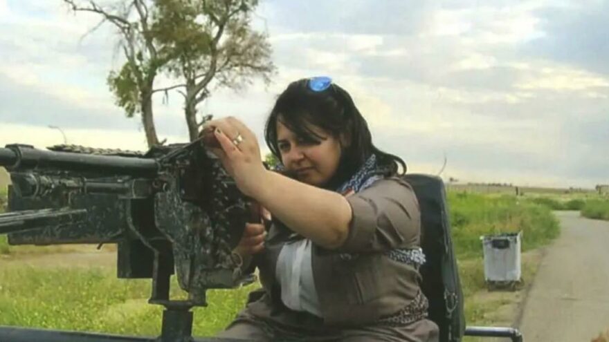 Almanya’da seçim öncesi skandal kareler: Silahlarla poz vermiş