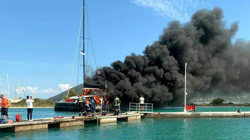 Lefkada limanında katamaran yangını! Onlarca tekne tahliye edildi