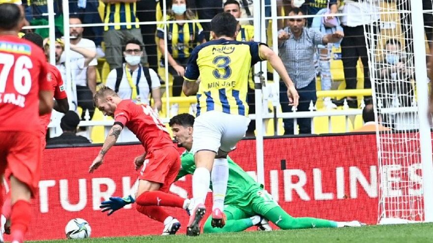 Altay Bayındır’dan inanılmaz hata! VAR kontrolü ve penaltı kararı…