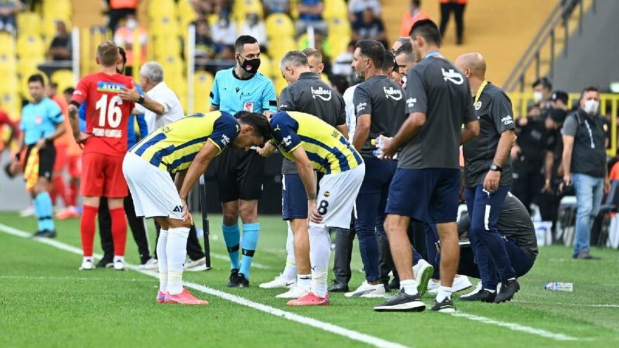 Fenerbahçe’de üç futbolcu aynı anda sakatlandı, İrfan Can Kahveci 15 dakika dayanabildi
