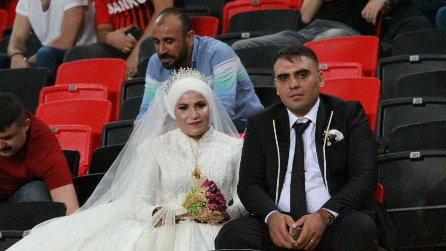 Gaziantep FK-Antalyaspor maçında gelin-damat sürprizi
