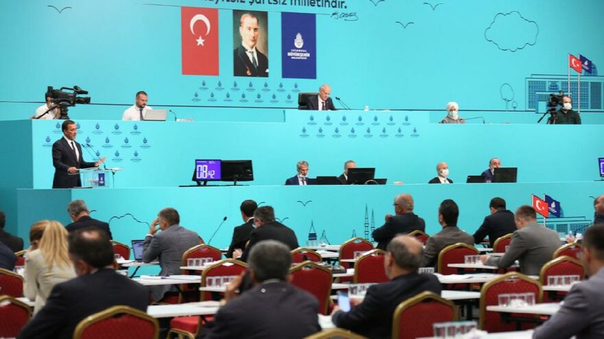 İBB Meclisi’nde otobüs tartışması: Uçak alırken, saray yaptırırken dış borç yok, metrobüs alırken var